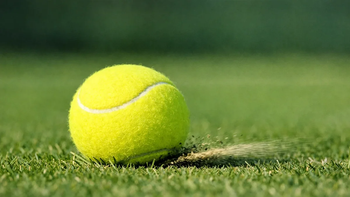 Tennisball springt flach über den Rasenbelag ab