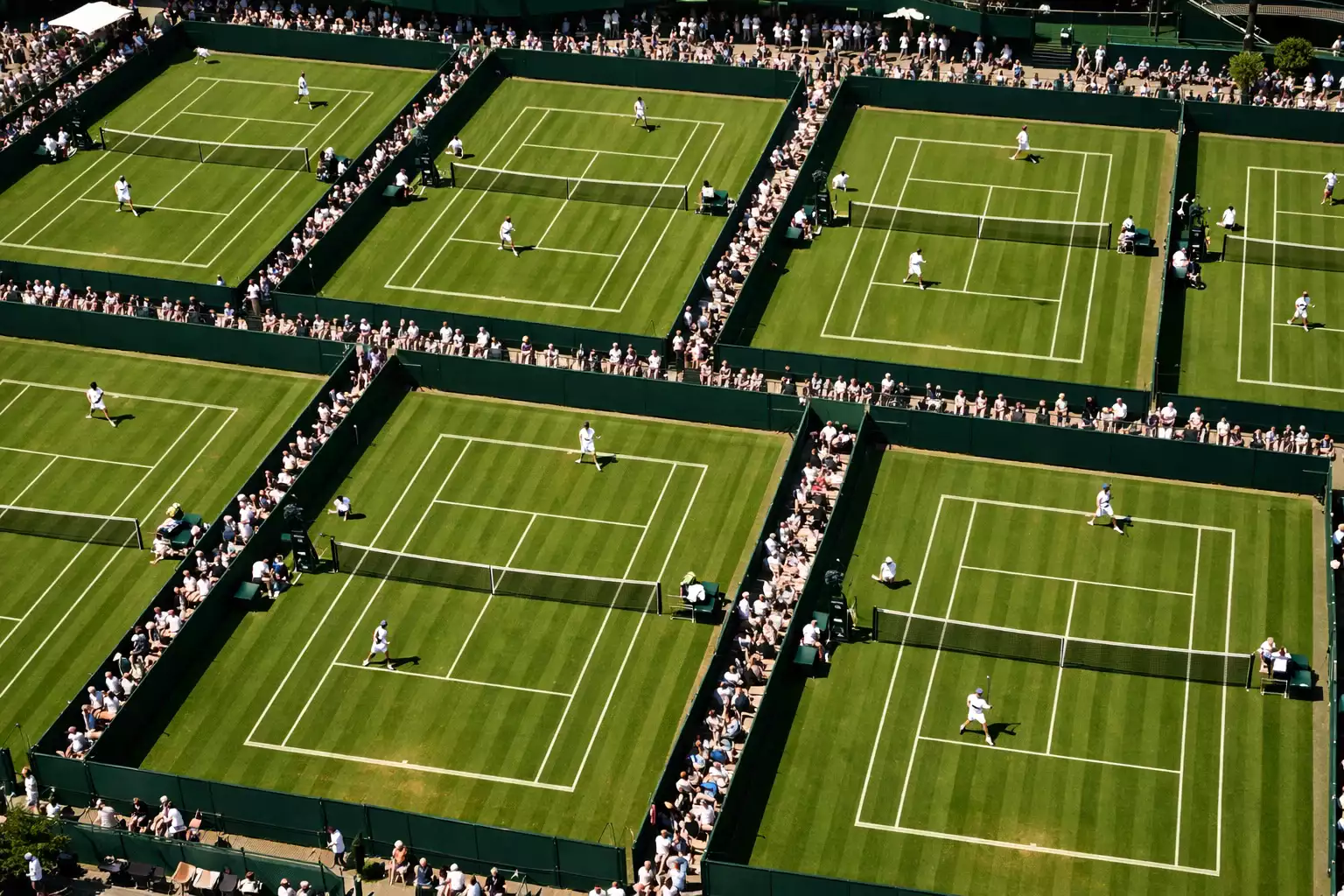 Mehrere Tennismatches auf verschiedenen Wimbledon Courts gleichzeitig