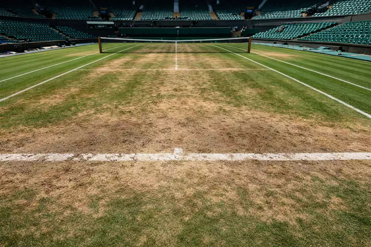 Wimbledon-Rasen zeigt Abnutzungsspuren nach intensiver Nutzung